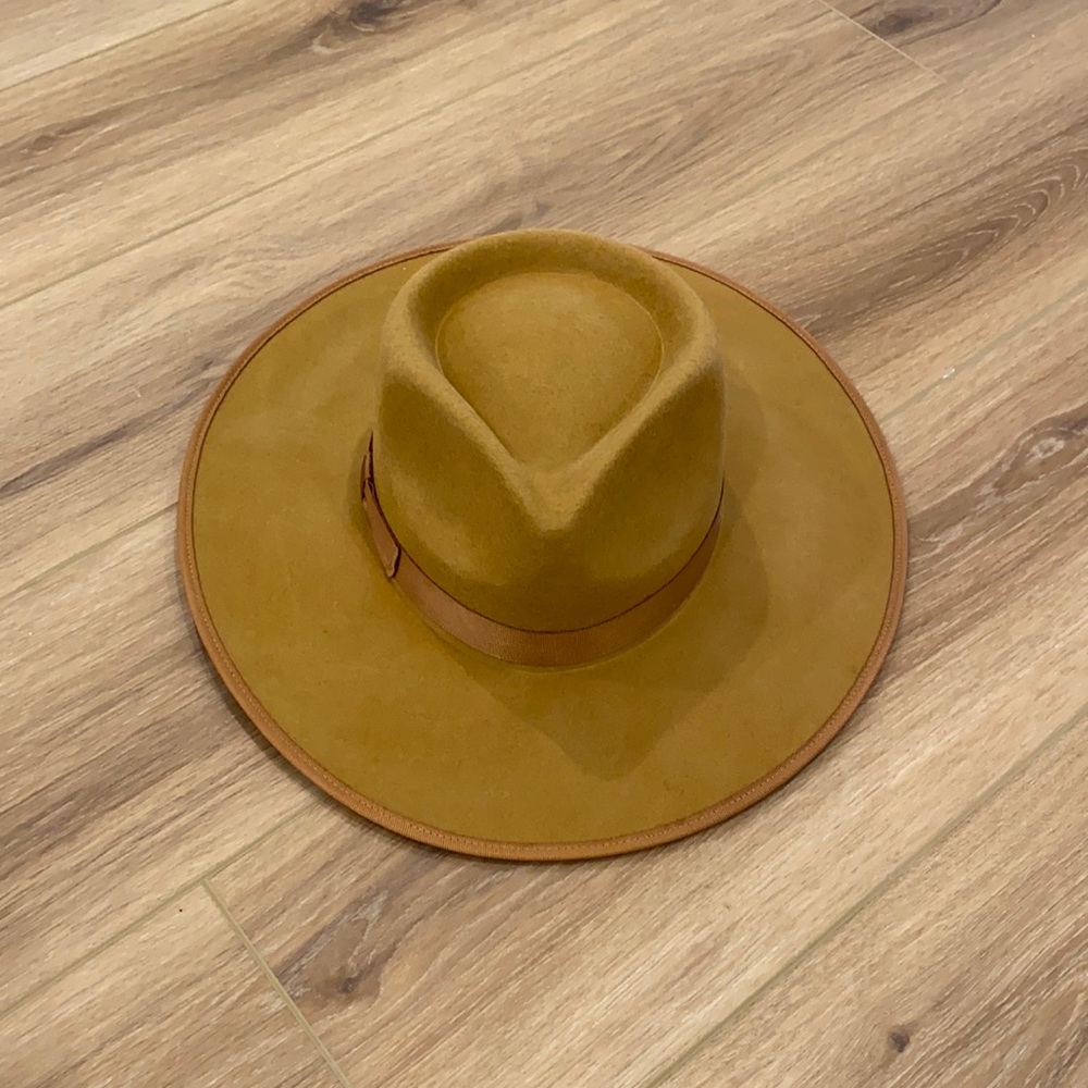 Adorable adjustable carmel colored wool hat